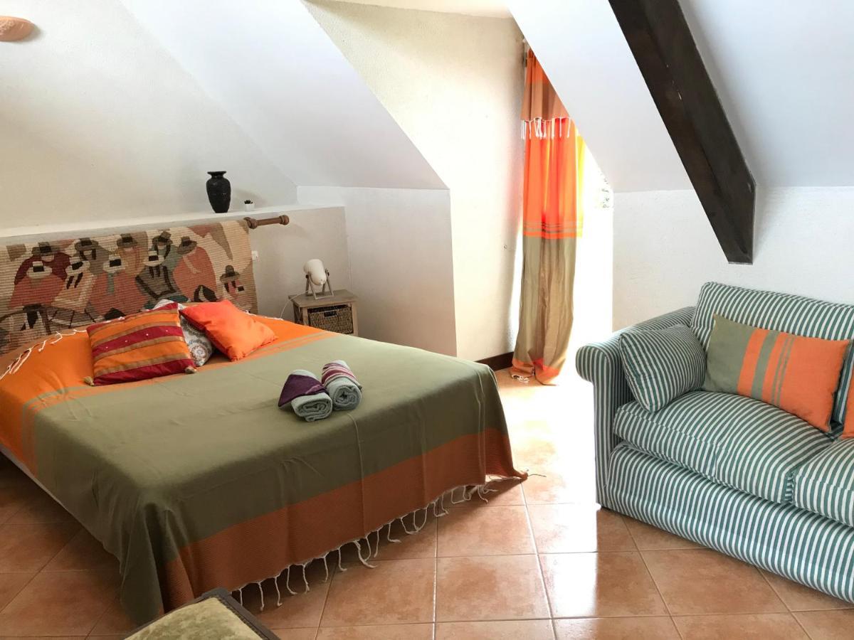 アンボン Domaine Du Lesty Bed & Breakfast エクステリア 写真