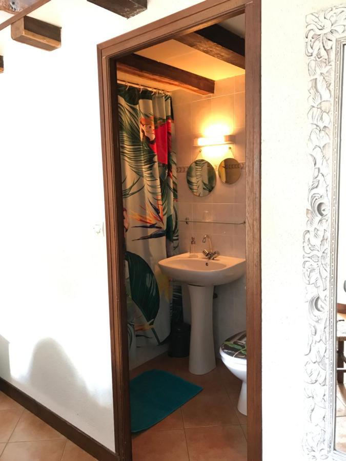 アンボン Domaine Du Lesty Bed & Breakfast エクステリア 写真