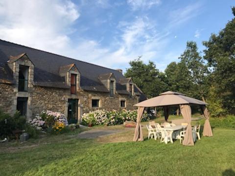 アンボン Domaine Du Lesty Bed & Breakfast エクステリア 写真